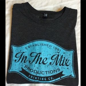 In The Mix Unisex Sz L Gray Short Sleeves T-Shirt